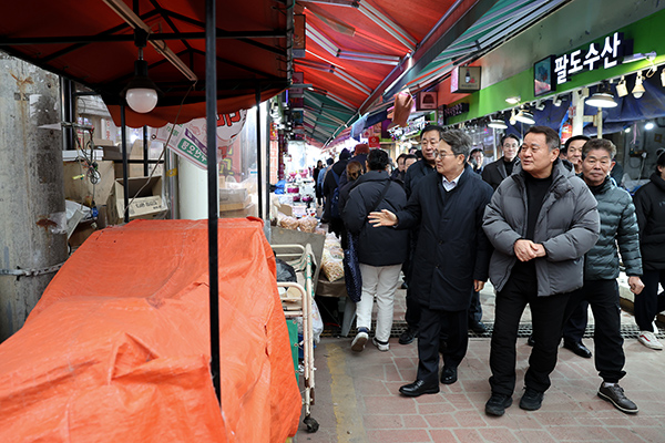 김동연 경기도지사, 부천 제일시장 다시 찾아 피해수습 점검하고 상인들 위로