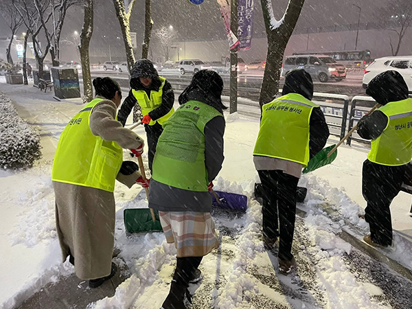 성남시, 강설 대응체계 가동 염화칼슘 살포 등 제설작업 돌입