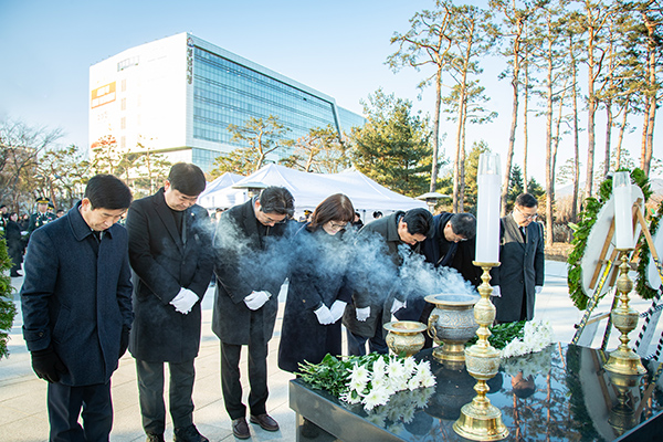 성남시의회, 2026년 신년 현충탑 참배