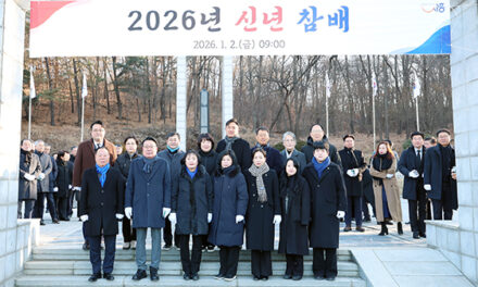 시흥시의회, 2026년 새해 첫 의정활동으로 논곡동 현충탑 참배
