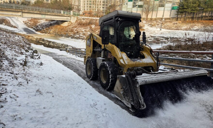 의정부시, 겨울철 하천 산책로 신속하게 제설 시민 안전 보행로 확보