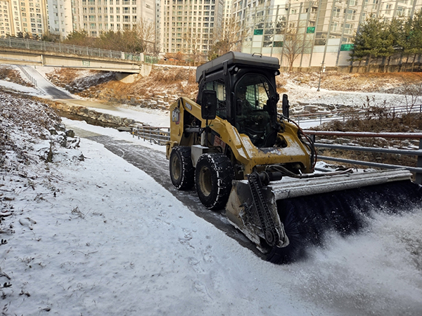 의정부시, 겨울철 하천 산책로 신속하게 제설 시민 안전 보행로 확보