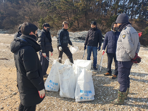 화성특례시, 국화도 민관 합동 해양방제 활동 실시