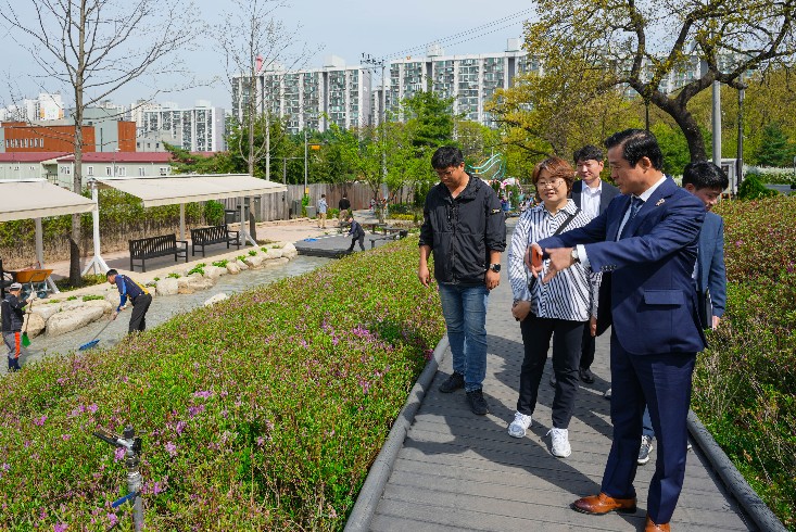 손영준 노원구의장, 보행 약자 눈높이서 철쭉제 점검 불편 최소화