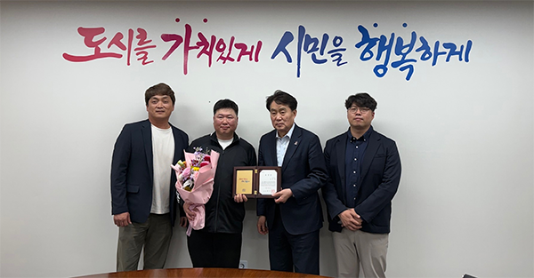군포시, 청소 중 발견한 1,300만원 주인 찾아준 환경미화원 표창