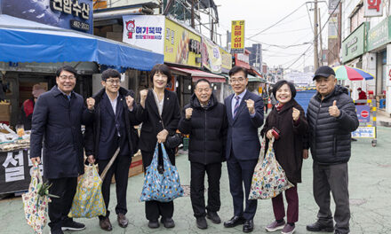 의왕시의회, 설 명절 앞두고 이웃과 시장에 온기 전해