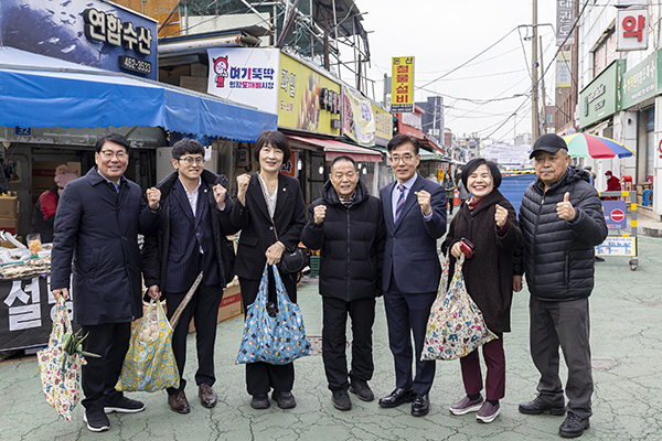 의왕시의회, 설 명절 앞두고 이웃과 시장에 온기 전해