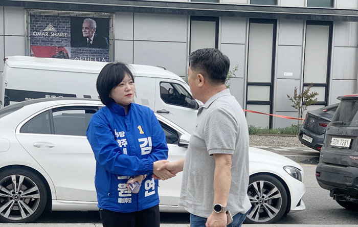 김수연 시의원 예비후보, 성당 바자회 찾아 주민과 ‘격의 없는 소통’