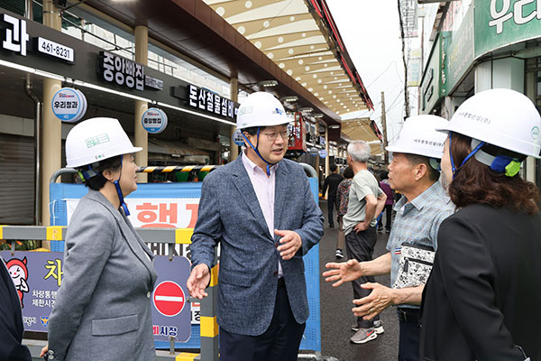 의왕시, 안치권 의왕시장 권한대행 의왕도깨비시장 아케이드 설치 현장 점검