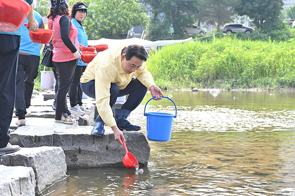 포천시, (사)국가유공자환경운동본부 포천시직할회 미꾸라지 방류 행사 및 환경 정화 활동 추진