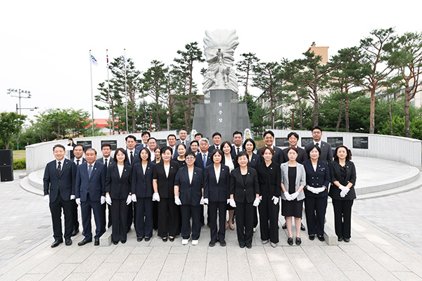 화성특례시의회, 현충탑 참배로 제10대 전반기 의정 출범