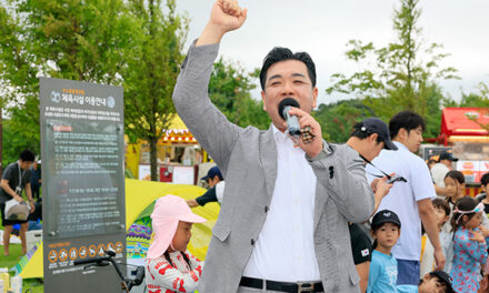 화성특례시의회, 이계철 의장 ‘제5회 새솔동 水노을 물놀이 축제’ 참석