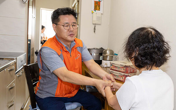 한대희 군포시장, 저소득 장애인 가구 찾아 수박 나눔