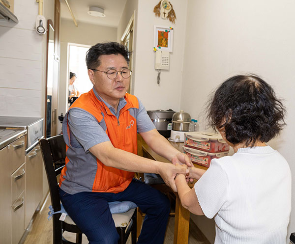 한대희 군포시장, 저소득 장애인 가구 찾아 수박 나눔
