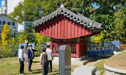 노원구의회 손영준 의장, 노원 첫 한글예술제 앞두고 ‘이윤탁 한글영비’ 확인