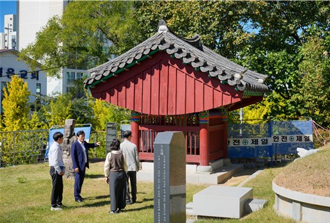 노원구의회 손영준 의장, 노원 첫 한글예술제 앞두고 ‘이윤탁 한글영비’ 확인