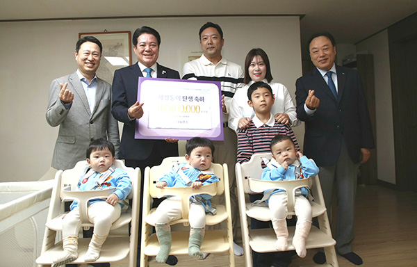 안양시, 석수2동 세쌍둥이 출생 가정 축하 방문 “지역사회와 함께”