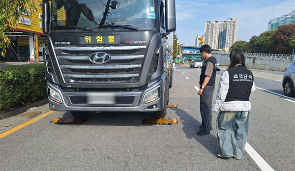 군포시, 군포경찰서와 금정고가교 과적 차량 합동단속 실시