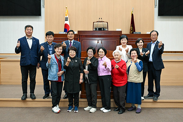 연천군의회, 노인대학생 그림책 출품작 전시 기념식 개최